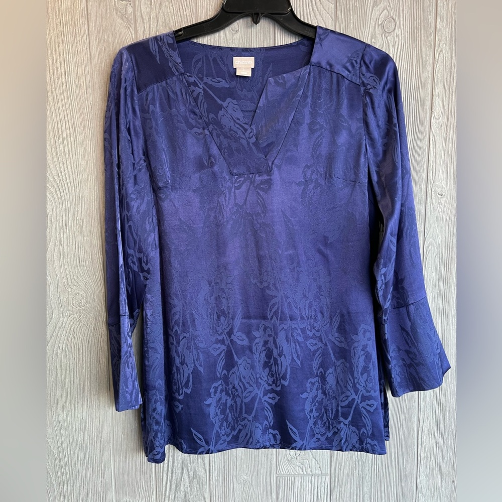 Chico’s Blue Floral Textured Blouse Womens Size 1 (8/10) Notch Neck 3/4 Sleeve